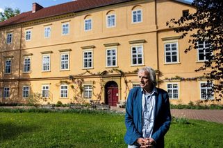 Bývalý country muzikant je potomkem Riegera a Palackého. Zachránil zničený zámek, kde se psaly dějiny